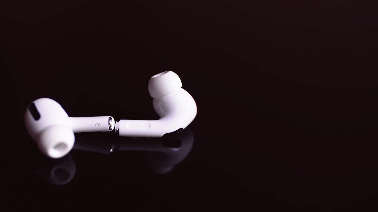 Airpods Earbuds Music Sound Audio  - arrayheart / Pixabay