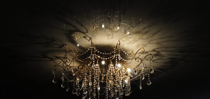 Chandelier Light Shadows  - Batelsk / Pixabay