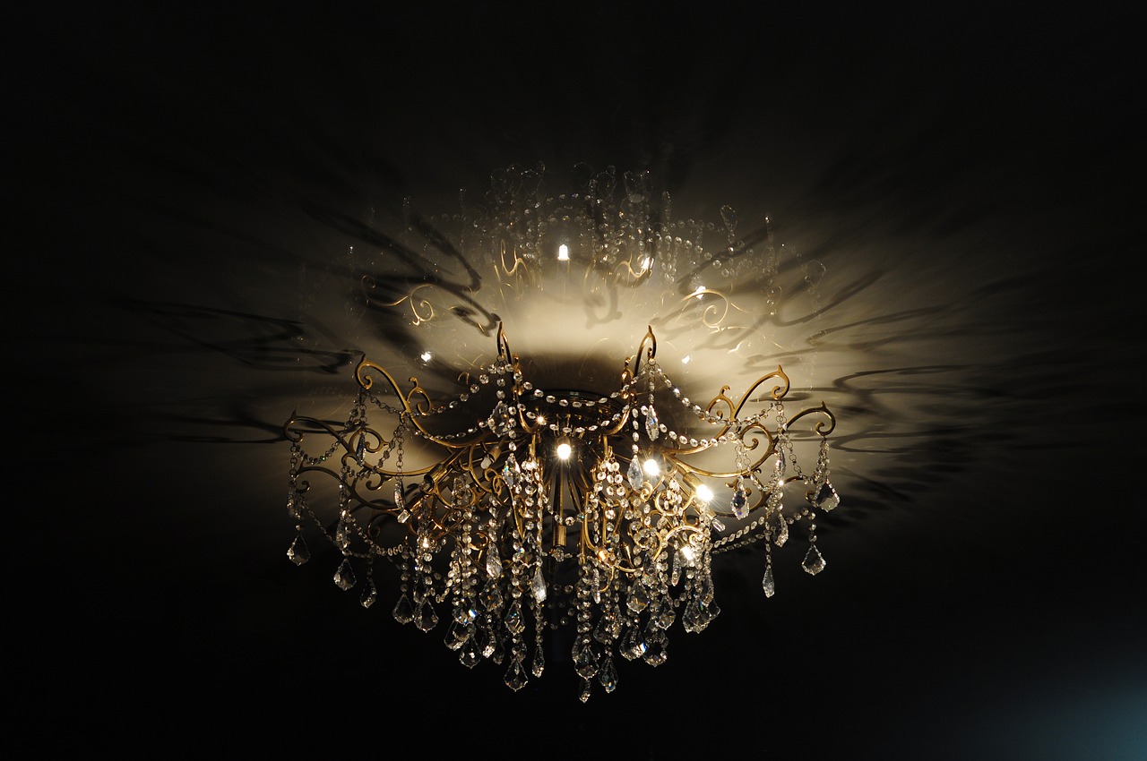 Chandelier Light Shadows  - Batelsk / Pixabay