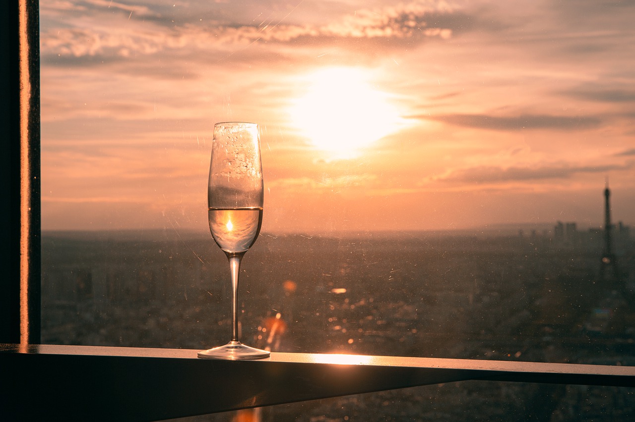 Glass Wine Windows Twilight Sun  - gdmoonkiller / Pixabay