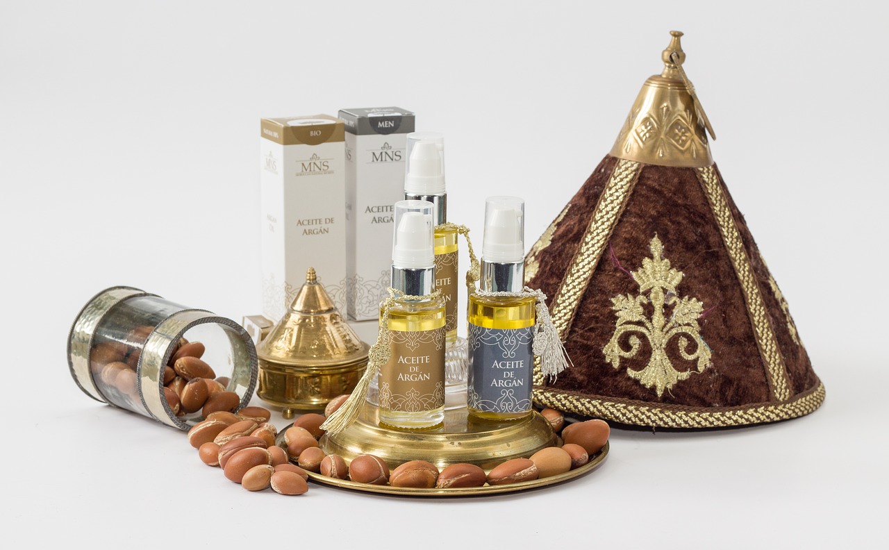 Gold Traditional Argan Oils  - pacodocus / Pixabay