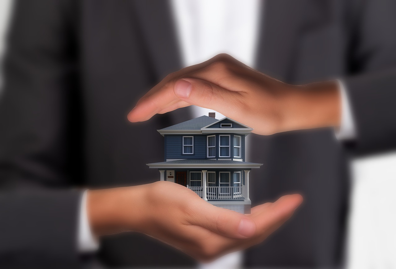 House Real Estate Hands Insurance  - Tumisu / Pixabay