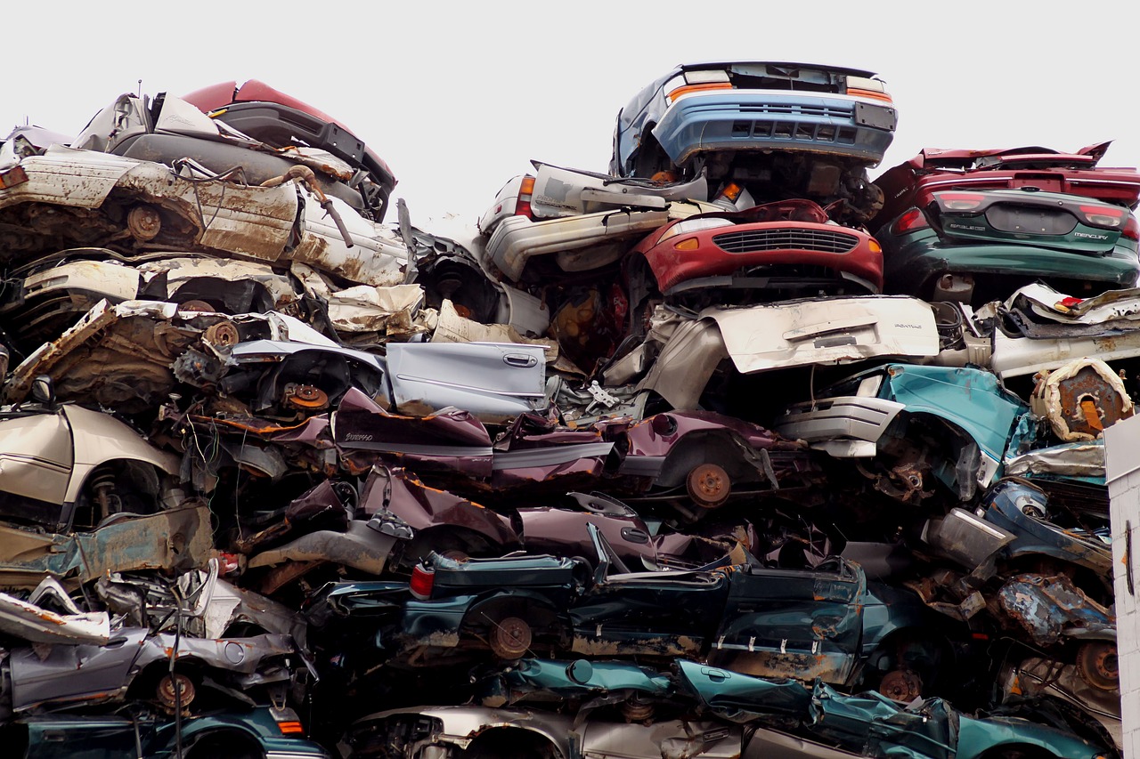 Junk Yard Cars Yard Junk Old  - GarysLens / Pixabay