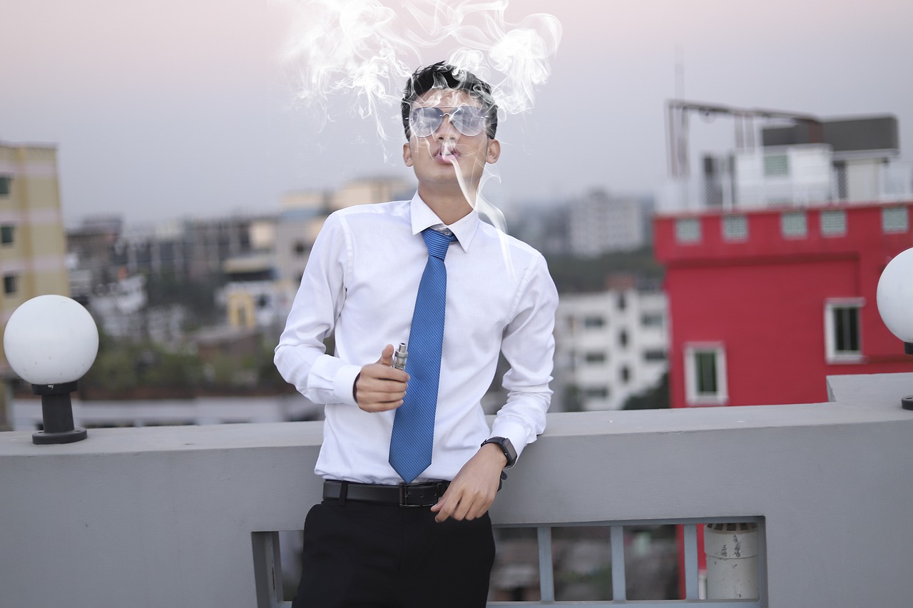 Smoking Boy Smoking Picture   - robiulislampailot / Pixabay