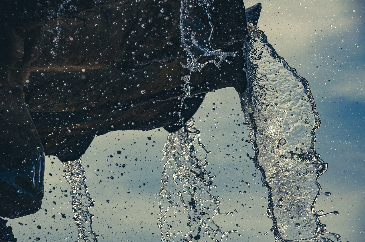 Water Fountain Wet Drops Splash  - wal_172619 / Pixabay