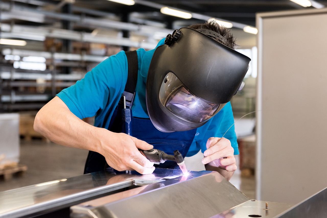 Welding Work Helmet  - greenlightvision_ch / Pixabay